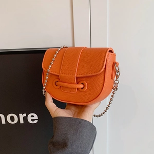 Sac à Bandoulière de Mode pour Femme en Grain Galet Sangle Chaîne à Billes en Métal Sac de Selle à Rabat en Semicercle