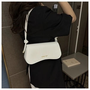Sac à bandoulière blanc motif crocodile avec lettres dorées et bride nouée élégante