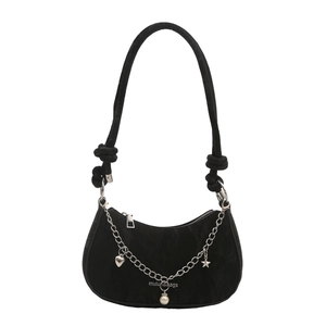 Sac hobo croissant noir avec chaîne argentée et breloques sur fond blanc épuré