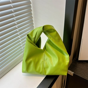Borsa a mano in ecopelle verde neon con manico a nodo e design a mezzaluna a pieghe