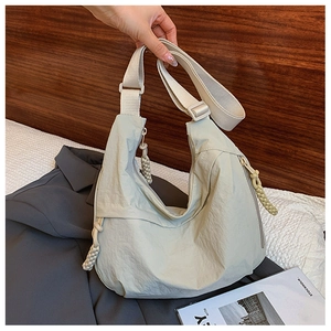 Detail der grauen Halbmond-Tasche mit dickem Flechtseil-Reißverschluss und Gurtband