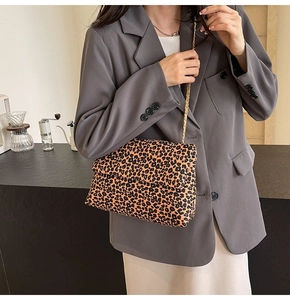 Sac à rabat motif léopard avec chaîne dorée assorti à un blazer gris élégant
