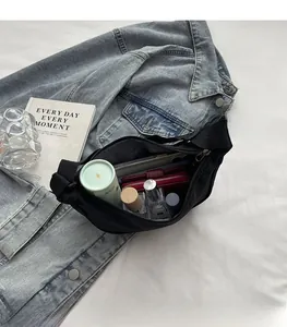 Vue intérieure de la sacoche en nylon noir montrant un grand espace de rangement