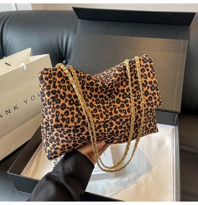 Détail du sac à bandoulière léopard avec chaîne dorée dans son coffret cadeau de luxe