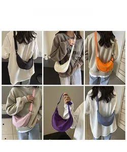 Collage de six sacs bandoulière hobo en nylon de différentes couleurs pour un style décontracté