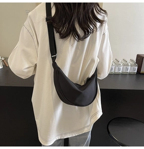 Sac croissant en nylon noir porté par un mannequin avec bandoulière réglable et léger