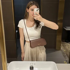 Sac à bandoulière rétro marron foncé motif crocodile avec logo doré pour le quotidien