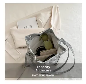 Vue intérieure montrant la grande capacité de stockage du sac seau gris à cordon