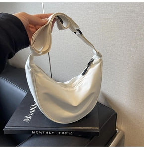Détail du sac demi-lune blanc en nylon avec bandoulière réglable et fermeture éclair noire