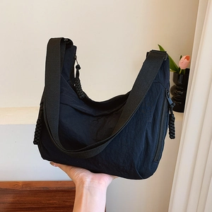 Minimalistische schwarze Hobo-Tasche mit strukturierter Oberfläche und Seil-Reißverschluss