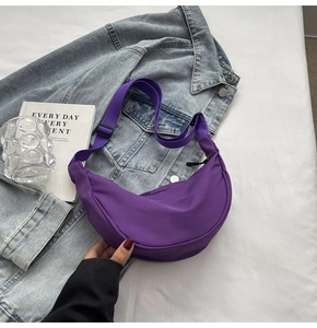 Détail du sac croissant en nylon violet avec bandoulière réglable et fermeture