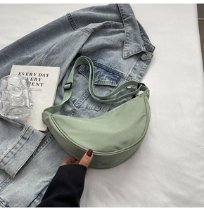 Détail du sac croissant en nylon vert clair avec bandoulière et tissu durable
