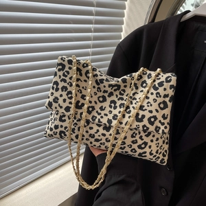 Sac à bandoulière chic en toile avec imprimé léopard et bandoulière en chaîne dorée