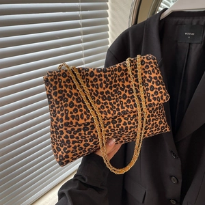 Sac à rabat à imprimé léopard avec bandoulière en chaîne dorée, sac à main tendance chic