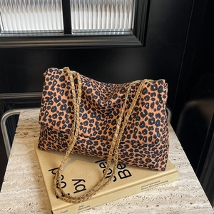 Sac bandoulière léopard tendance avec chaîne en métal et fermeture à rabat pour femme
