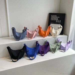 Sacs à bandoulière en nylon léger en neuf couleurs avec bandoulières réglables