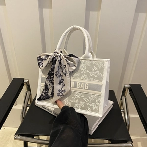 Sac Cabas Femme En Cuir PU Avec Broderie Papillon Sac À Main Mode Avec Décor De Foulard En Satin Grande Capacité