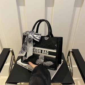 Sac fourre-tout noir en toile avec broderie papillon et décoration en foulard de soie