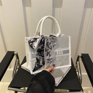 Sac cabas jacquard blanc avec inscription, rayure bleue et ruban décoratif élégant