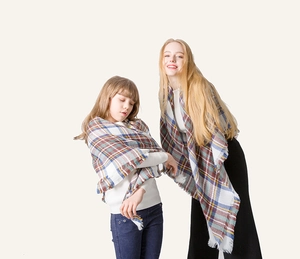 Detail eines klassischen bunten Plaid-Schals mit feinen Fransen in Kaschmir-Optik