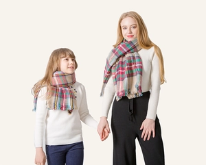 Detail von passenden Eltern-Kind-Karo-Schals mit weichen Fransen in Khaki und Rot