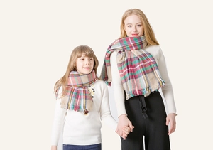 Gemütliches Eltern-Kind-Schal-Set mit Kaschmir-Textur und klassischen Karomustern