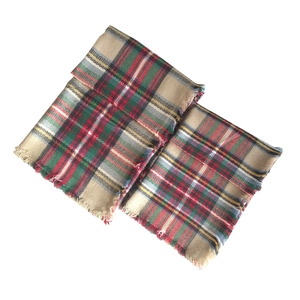 Detailansicht eines weichen Karoschals in Kaschmir-Optik mit Fransen und klassischem Tartan