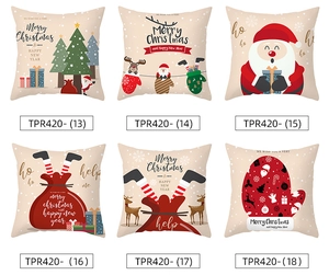 Detail van 6 kerstkussenslopen met kerstman en rendierprints op perzikhuid zachte stof
