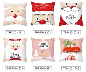 Detailweergave van zes kerstkussenhoezen van perzikhuid met diverse cartoonafdrukken