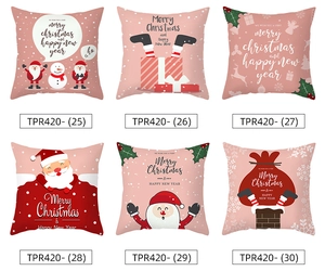 Detailweergave van zes feestelijke kerstkussenslopen met cartoonprints en teksten