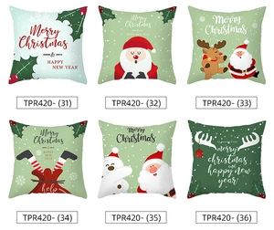 Detail van kerstkussenhoezen met feestelijke patronen zoals de kerstman en rendierprints