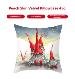 Detalle de funda de cojín navideña en terciopelo piel de melocotón con gnomos de 45g