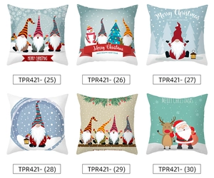 Detalle de seis fundas de cojín navideñas con estampados de Papá Noel y gnomos