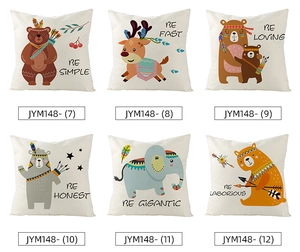 Grille de six housses de coussin en polyester avec animaux dessinés et texte positif