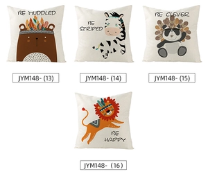 Détail de quatre housses de coussin nordiques avec imprimés ours, zèbre et lion