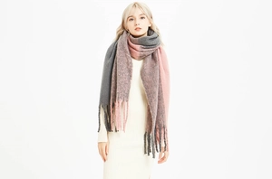 Détail d'une écharpe d'hiver épaisse avec des franges colorées et maille douce