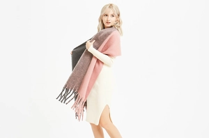 Détails des franges épaisses et de la texture en maille patchwork du foulard pour femme