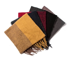 Détail montrant la texture épaisse du tricot et les longues franges des écharpes d'hiver