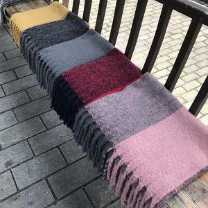 Détail de foulards tricotés à franges avec un design patchwork multicolore épais