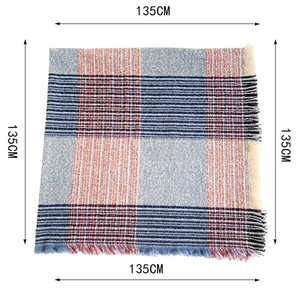 Détail montrant les dimensions 135x135cm et le motif à carreaux de l'écharpe carrée d'hiver