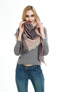 Detail des Oversize-Karoschals mit weichen Fransen in Dunkellila und Beige-Tönen