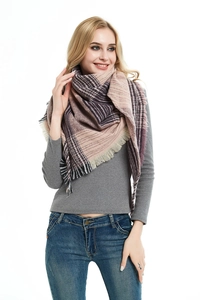Detail eines rosa und lila karierten Schals mit weicher Textur und feinen Fransenkanten