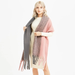 Grosse écharpe oversize à blocs de couleurs et franges en gris et rose pour l'hiver