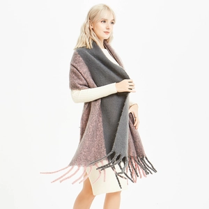 Écharpe en grosse maille bicolore gris et rose poudré avec franges pour l'hiver