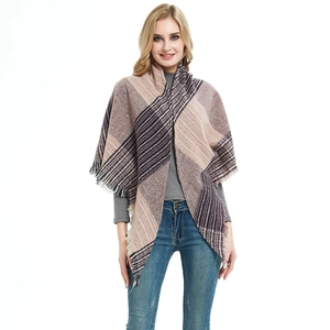 Klassischer XXL-Karo-Schal mit Fransen in Beige und Lila im modischen Block-Design