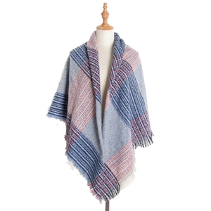Poncho en maille à carreaux avec ourlet à franges en bleu clair, vermillon et crème