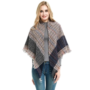 Poncho de cuadros para mujer con flecos para un look elegante y casual de otoño invierno