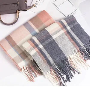 Dettaglio della sciarpa a quadri con nappe e accessori moda per l'autunno e l'inverno