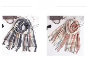 Dettaglio di sciarpa a quadri colorati con lunghe nappe e morbida trama tipo cashmere