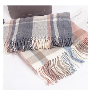 Dettaglio di sciarpe in cashmere a quadri colorati con frange su una rivista